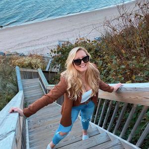 Meet your Posher, Danielle